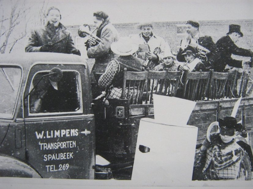 F39- Carnaval in 1955 in de Dorpstraat